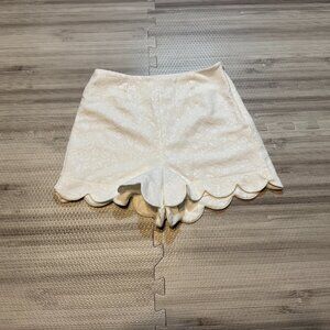 Monteau Los Angeles Women's White Scalloped High Waist Edge Shorts